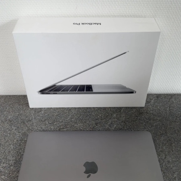 MacBook Pro 13-inch, 2017 in good mint condition - Picture 5 of 12